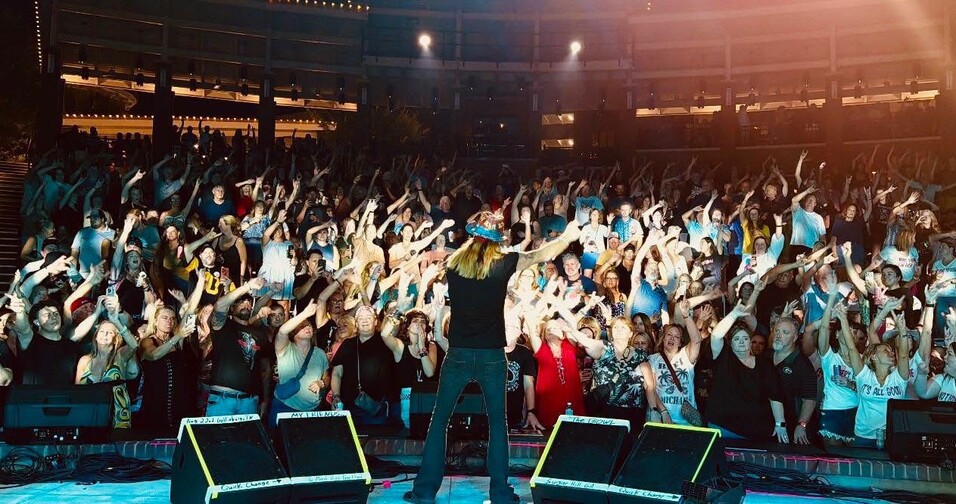 Bret Michaels suspende shows restantes de 2026 por orientação médica