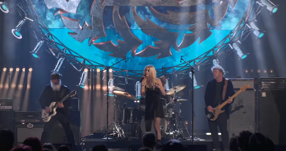 Soundgarden volta ao palco com Taylor Momsen em show da NFL