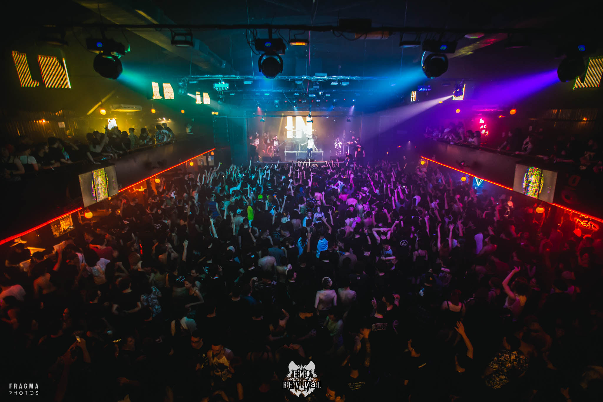 Pista lotada durante o Emo Revival